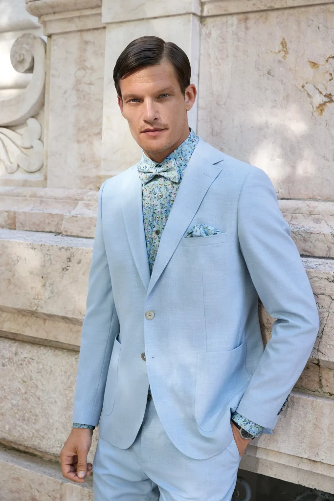 Hellblauer Hochzeitsanzug Herren mit Fliege und gemustertem Hemd für elegante Hochzeit