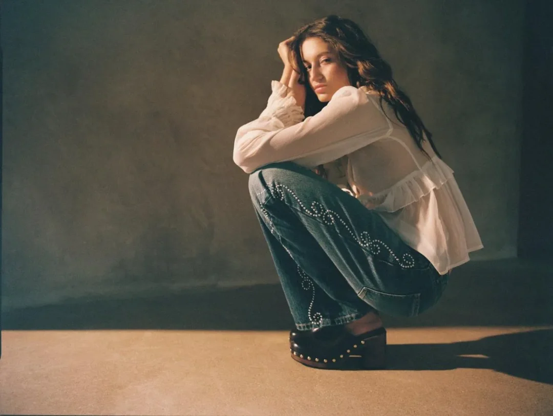 Ein Model trägt eine Winteroutfit von Pull&Bear