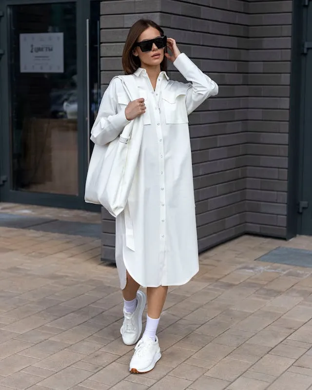 Business Casual Damen Kleid mit Sneakern im modernen urbanen Stil