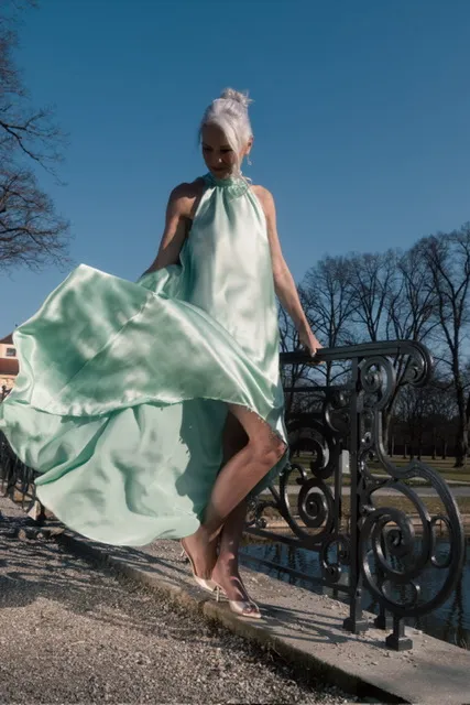 Seidenkleid in Bewegung im Schlosspark – fließender Fall der Seide