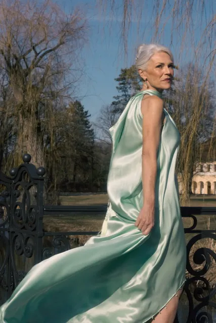 Grünes Seidenkleid im Schlosspark – fließende Bewegung der Seide