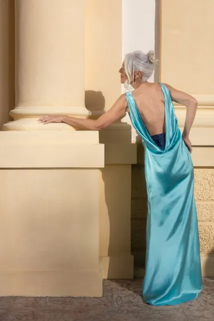 Rückenansicht eines Seidenkleides – fließender Fall der Seide