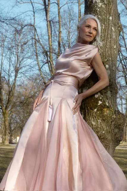 Roséfarbenes Seidenkleid im Schlosspark – fließender Stoff und Bewegung