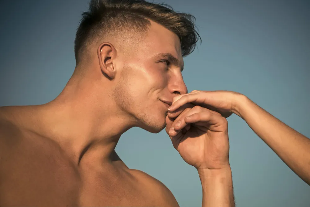 Attraktiver junger Mann mit markanter Jawline als Symbolbild für Looksmaxxing und männliche Schönheitsideale