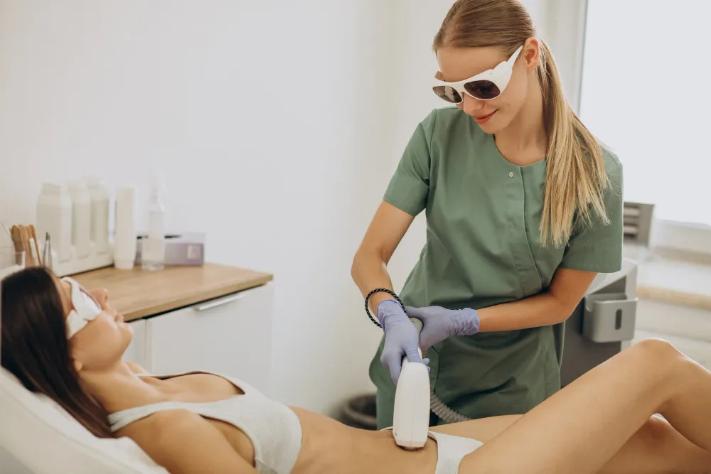 Laser-Haarentfernung in Berlin: Behandlerin führt eine Laserbehandlung an der Bikini-Zone durch