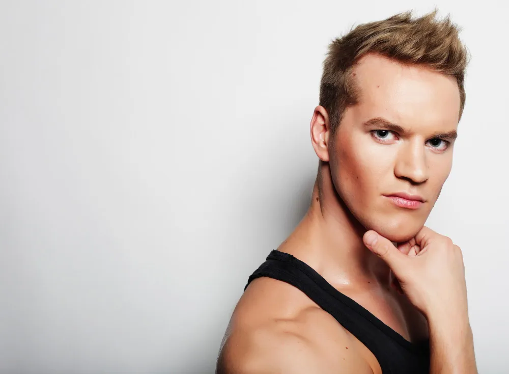 Junger Mann mit markanter Jawline als Symbolbild für den TikTok-Trend Looksmaxxing