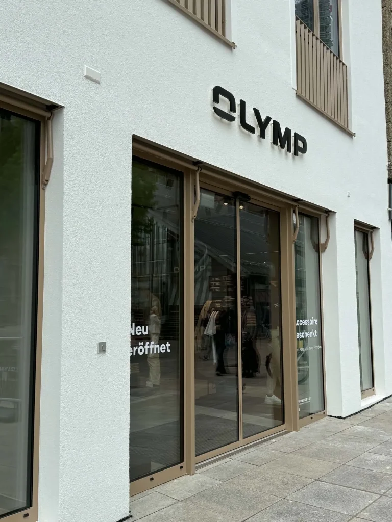 Außenansicht des neuen OLYMP Stores am Münsterplatz in Ulm
