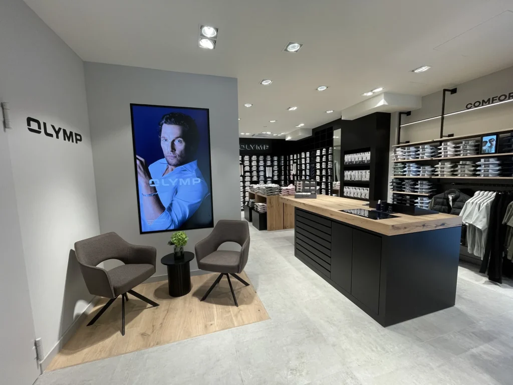 Sitzbereich im neuen OLYMP Store Ulm mit moderner Innenausstattung
