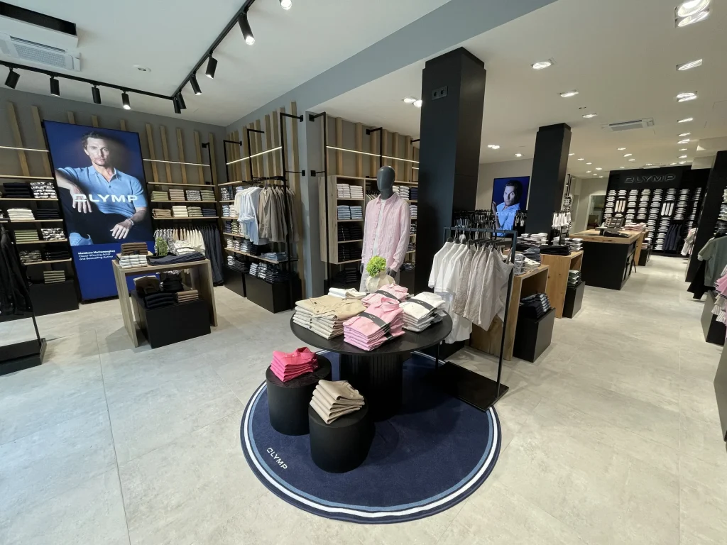 Verkaufsfläche im OLYMP Store Ulm mit Businesshemden und Herrenmode
