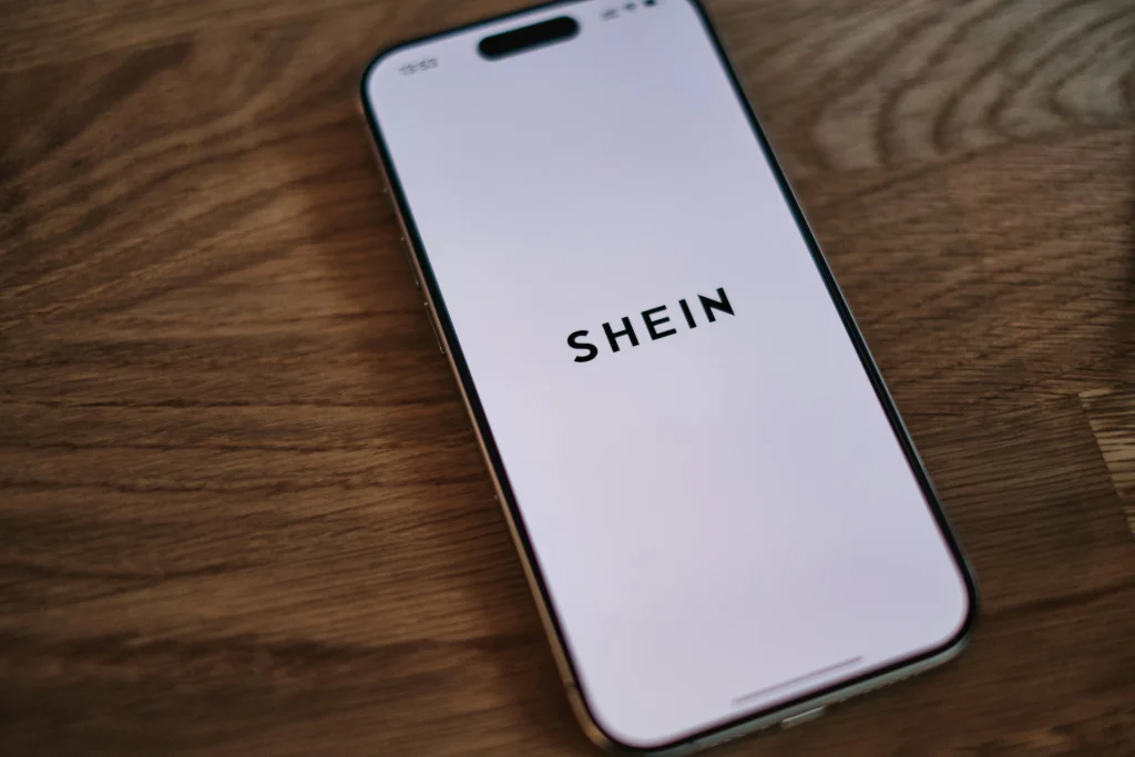 SHEIN App auf Smartphone Bildschirm Online Shopping Mode