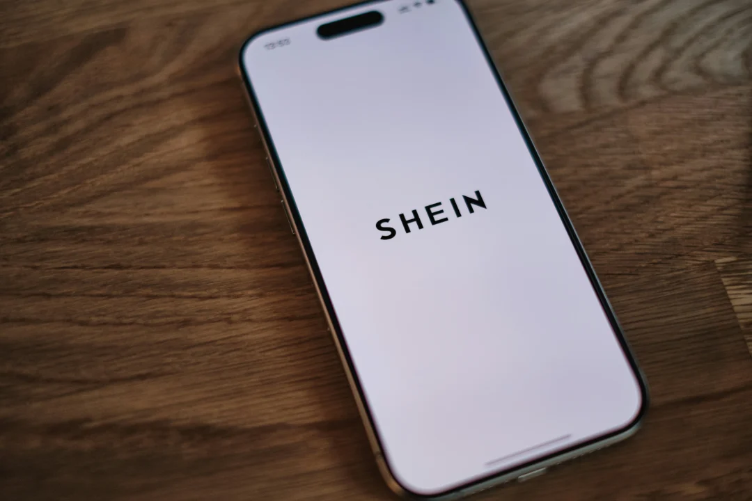 SHEIN App auf Smartphone Bildschirm Online Shopping Mode