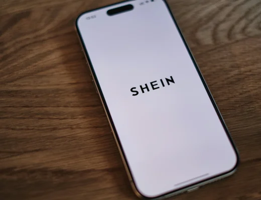 SHEIN App auf Smartphone Bildschirm Online Shopping Mode
