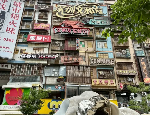 Ein modernes Gebäude in Shenzhen mit einer futuristischen Skulptur im Vordergrund