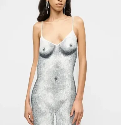 Eine Frau in einem silbernen Kleid mit Body-Print-Design, das wie Haut aussieht