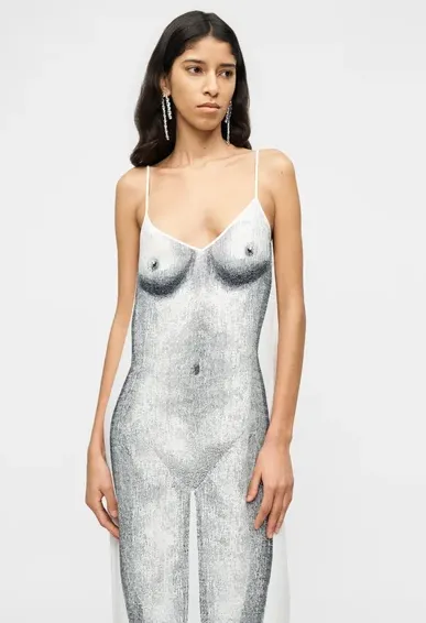 Eine Frau in einem silbernen Kleid mit Body-Print-Design, das wie Haut aussieht