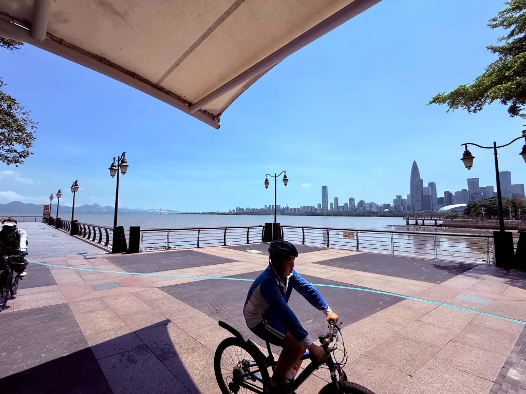 Shenzhen Bay Park mit Blick auf die Skyline von Shenzhen und die Küste
