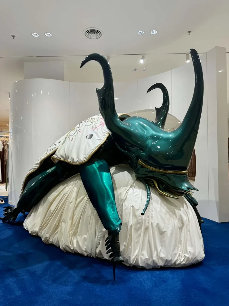 Kunstinstallation eines überdimensionalen Käfers im Haus Nowhere von Gentle Monster in Shenzhen