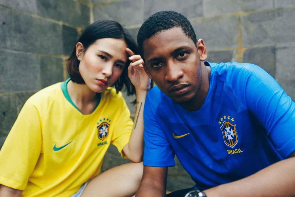 Ein Paar in brasilianischen Fußballtrikots