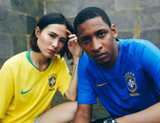 Ein Paar in brasilianischen Fußballtrikots