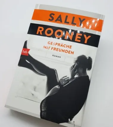 Buchcover von „Gespräche mit Freunden“ von Sally Rooney, einem der bekanntesten Romane der modernen Gegenwartsliteratur
