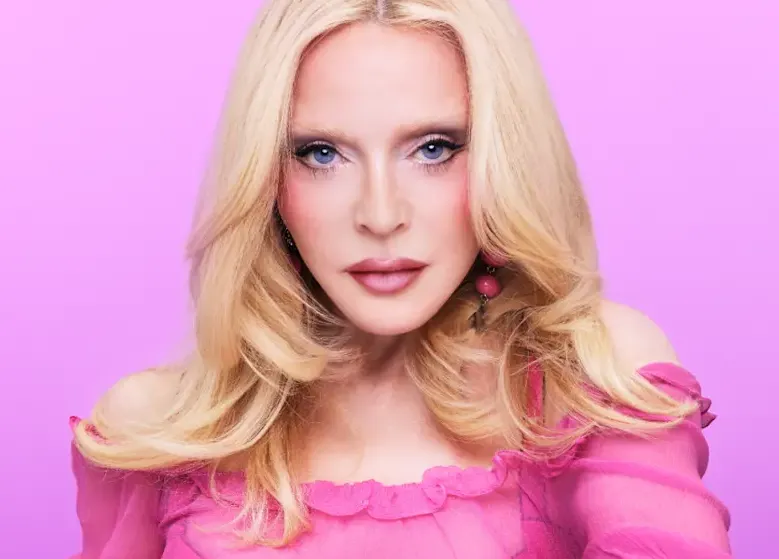 Madonna in pinkem Outfit und dramatischem Make-up für KIKO Milano