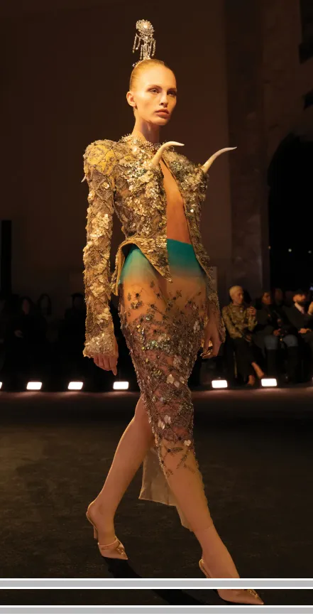 Außergewöhnliches Schiaparelli Haute-Couture-Kleid mit skulpturalen Hüften, hornartigen Brustformen und aufwendiger Perlenstickerei