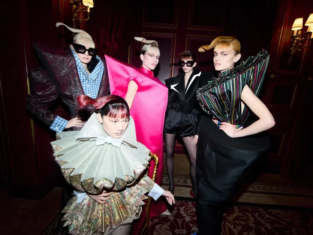 Außergewöhnliche Haute-Couture-Mode von Viktor & Rolf mit skulpturalen Formen, dramatischen Silhouetten und avantgardistischen Designs