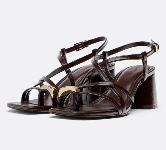 Sandalen mit mehrfachen Riemen und Absatz