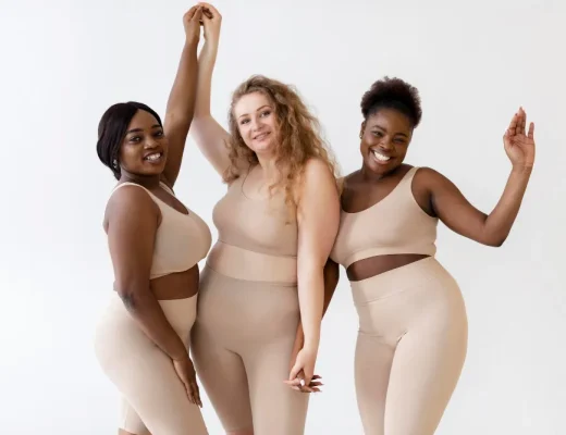 Drei Frauen in Shapewear lächelnd und selbstbewusst