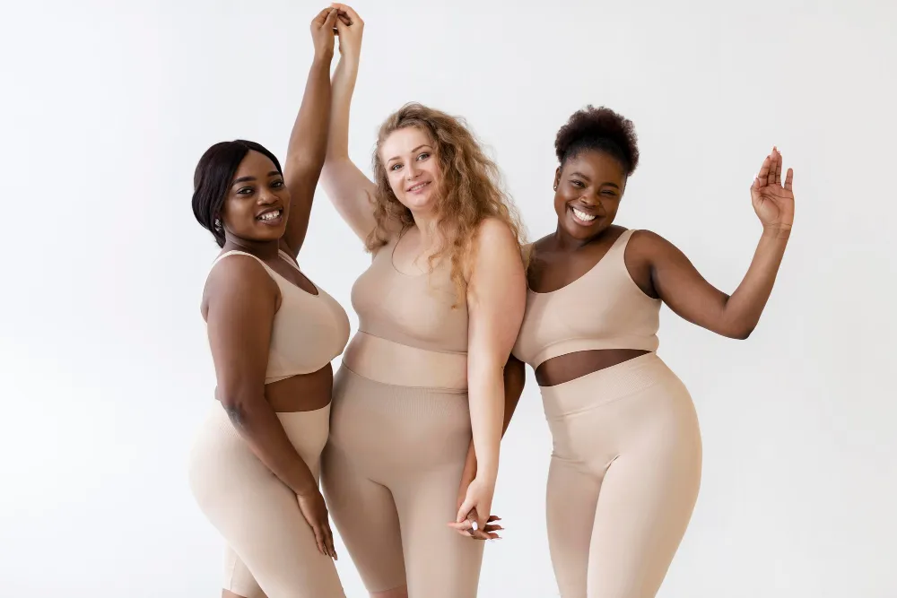 Drei Frauen in Shapewear lächelnd