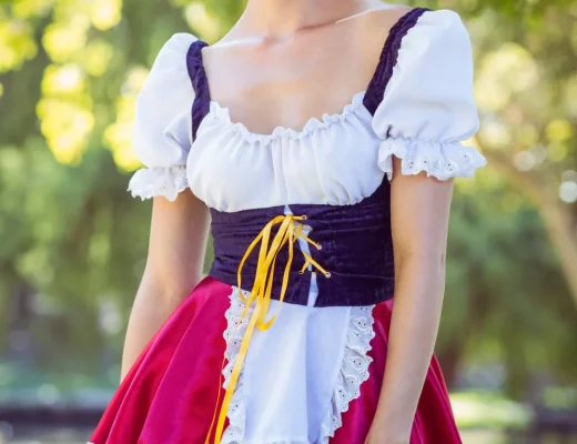 Eine Frau in traditioneller Trachtenmode