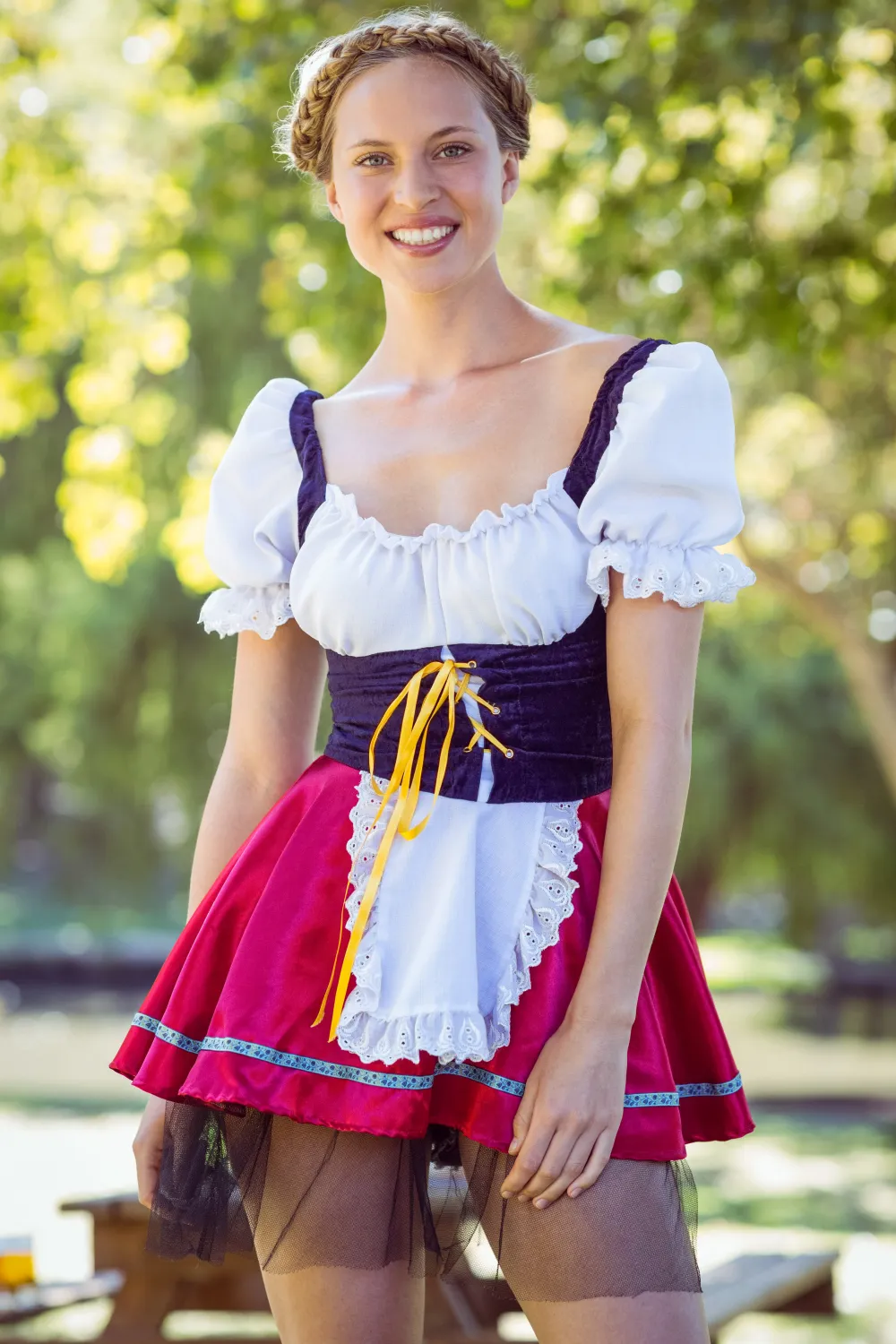 Eine Frau in traditioneller Trachtenmode