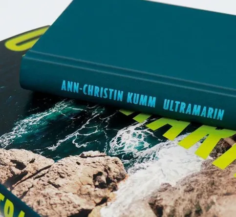 Buchcover von „Ultramarin“ von Ann-Christin Kumm, einem literarischen Sommerroman an der dänischen Küste