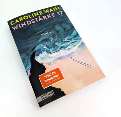 Buchcover von „Windstärke 17“ von Caroline Wahl, einem Spiegel-Bestseller der modernen deutschen Belletristik