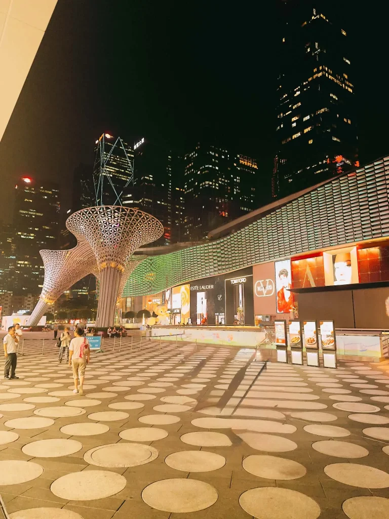 Luxus-Shopping und moderne Architektur bei Nacht in Shenzhen