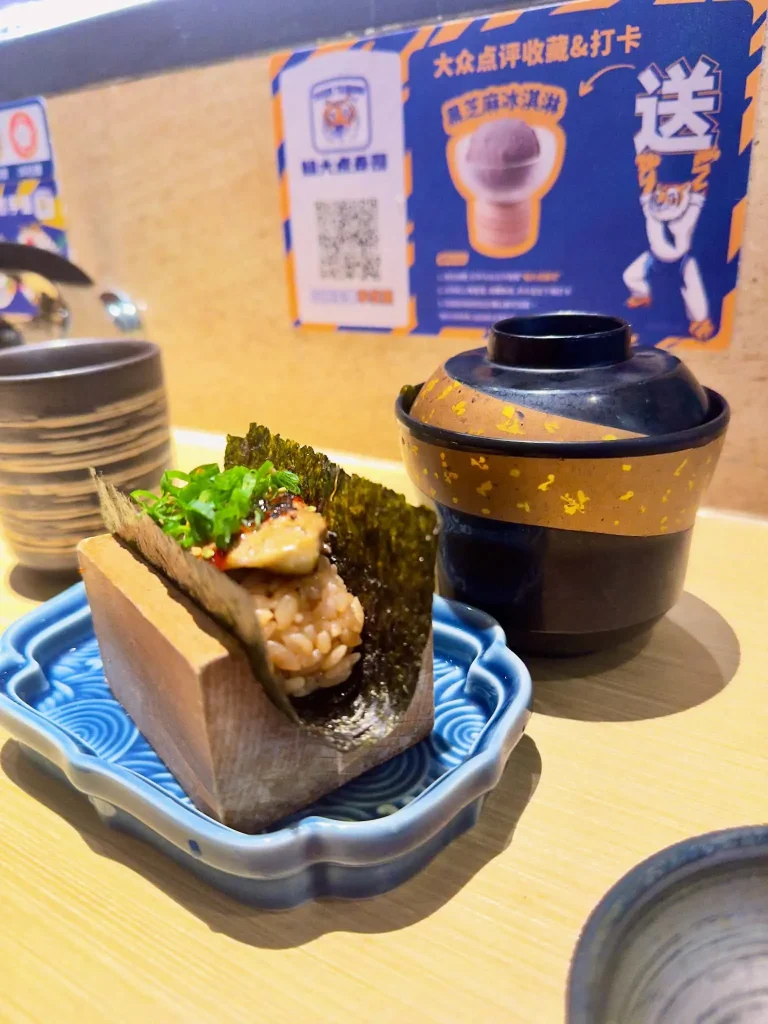 Japanisches Gericht in einem Restaurant in Shenzhen während unserer Reise durch China