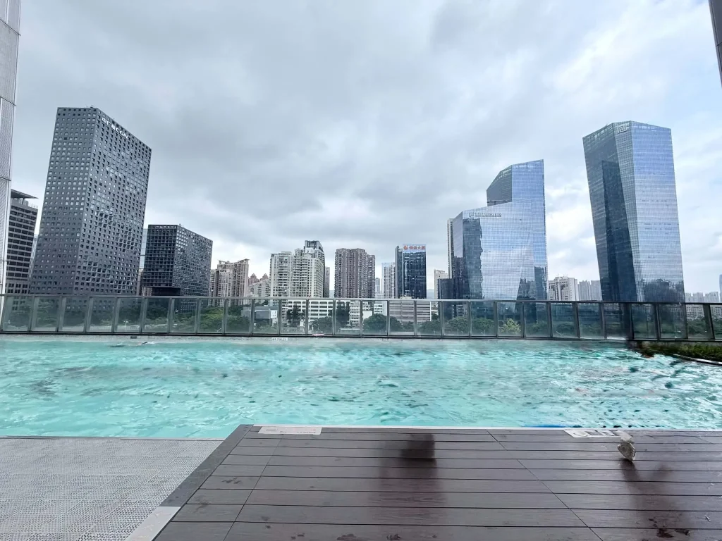 Rooftop-Pool im Hilton Shenzhen Futian mit Blick auf die Skyline von Shenzhen