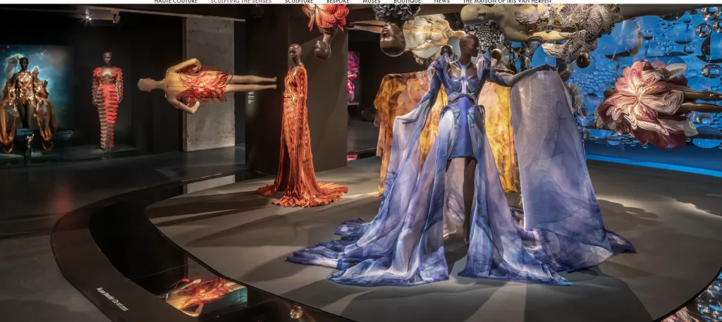 Außergewöhnliche Haute-Couture-Kleider von Iris van Herpen in der Ausstellung Sculpting the Senses mit futuristischen und organischen Formen