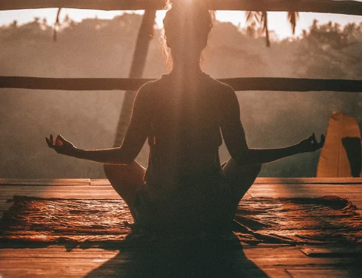 Eine Person in der Bootshaltung während eines Yoga-Übungsraums