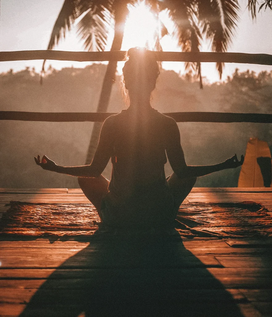 Eine Person in der Bootshaltung während eines Yoga-Übungsraums