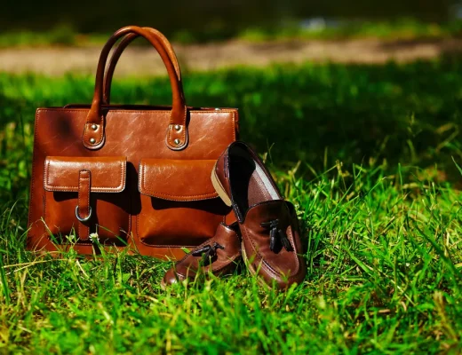 Braune Wildledertasche und passende Schuhe im Gras