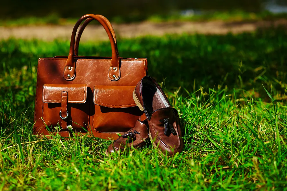 Braune Wildledertasche und passende Schuhe im Gras
