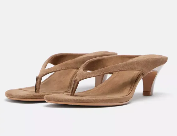 Stradivarius Thong-Sandalen mit Lederabsatz