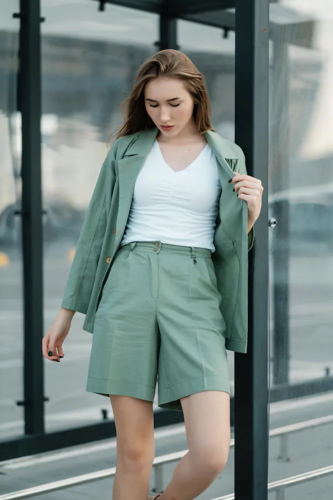 Salbeigrüner Sommeranzug mit Tailored Shorts und Blazer als eleganter Office-Look für heiße Tage