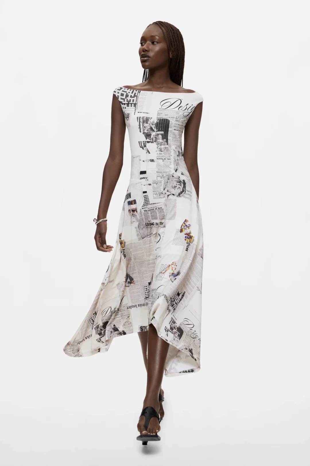Model trägt weißes Desigual Midi-Kleid mit Newspaper-Print.