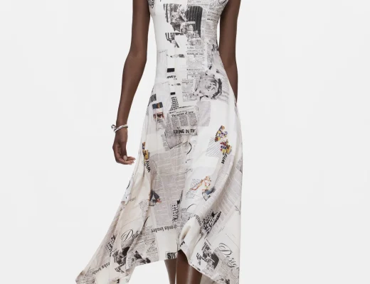 Model trägt weißes Desigual Midi-Kleid mit Newspaper-Print.