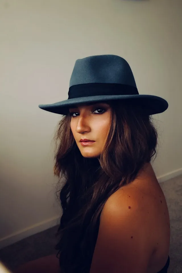 Fedora-Hut für Damen in Grau als eleganter Sommerhut 2026