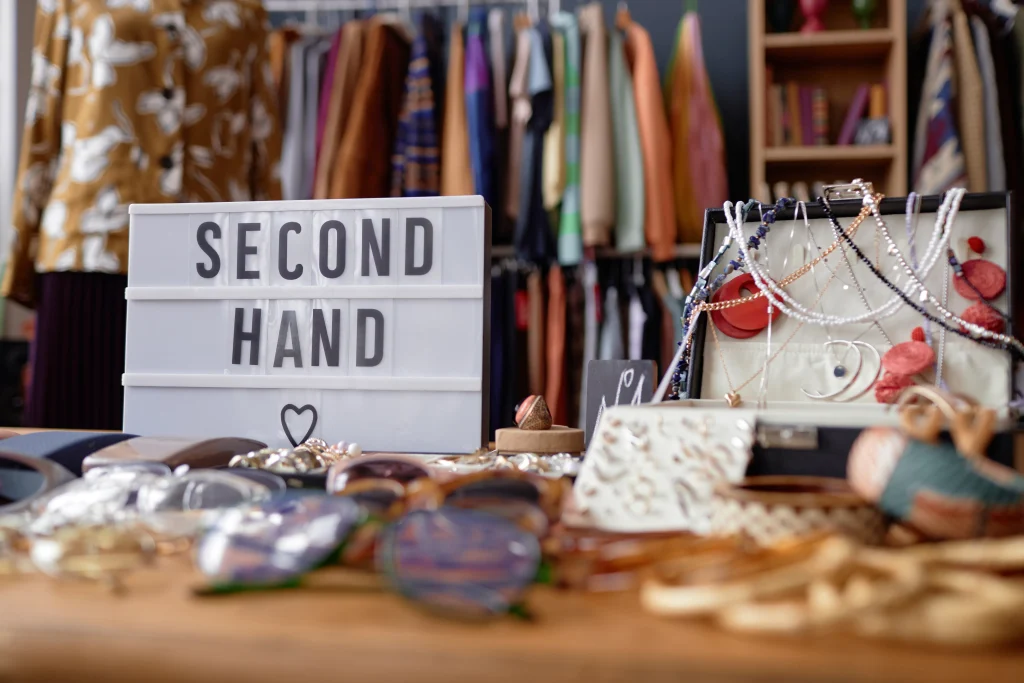 Second-Hand-Laden mit Kleidung, Schmuck und einem Schild mit der Aufschrift Second Hand