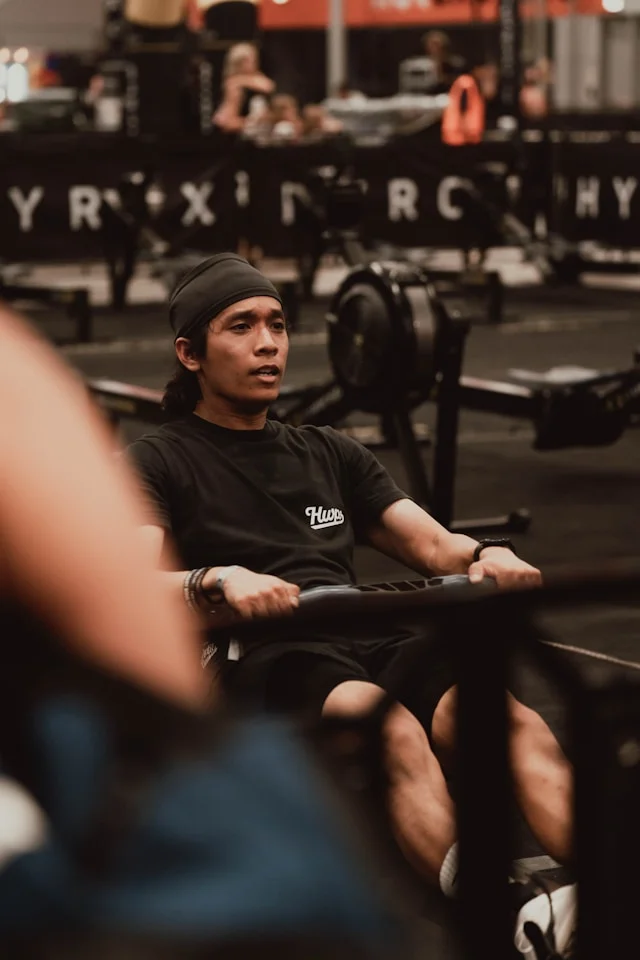 Teilnehmer an der Ruderstation beim Hyrox Fitness-Trend.