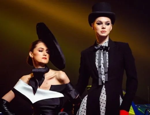 Zwei Models in einer avantgardistischen Fashion-Inszenierung